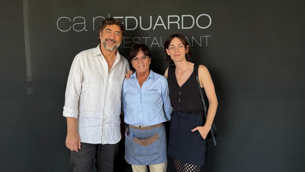 Javier Bardem y Victoria Luengo con Almudena, la segunda maitre de Ca n'Eduardo