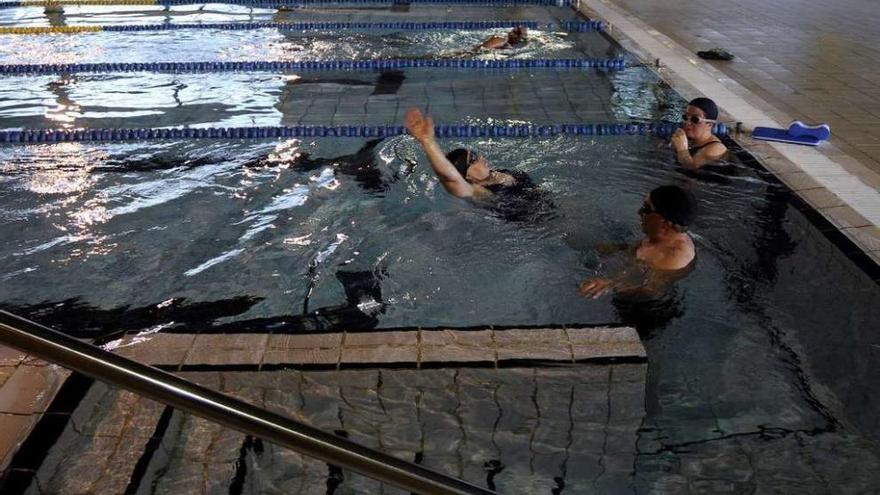 Cursos de natación en la piscina climatizada. // Bernabé/Javier Lalín