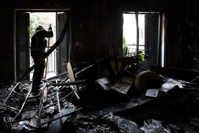 Una vela incendia un piso en el casco de Santa Brígida