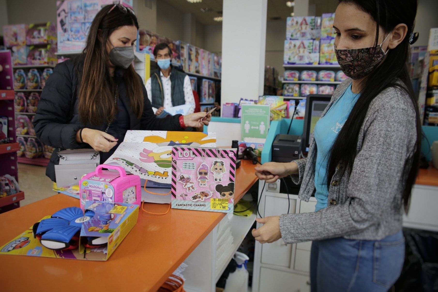 Colas en los comercios y cafeterías de Santa Cruz este sábado.