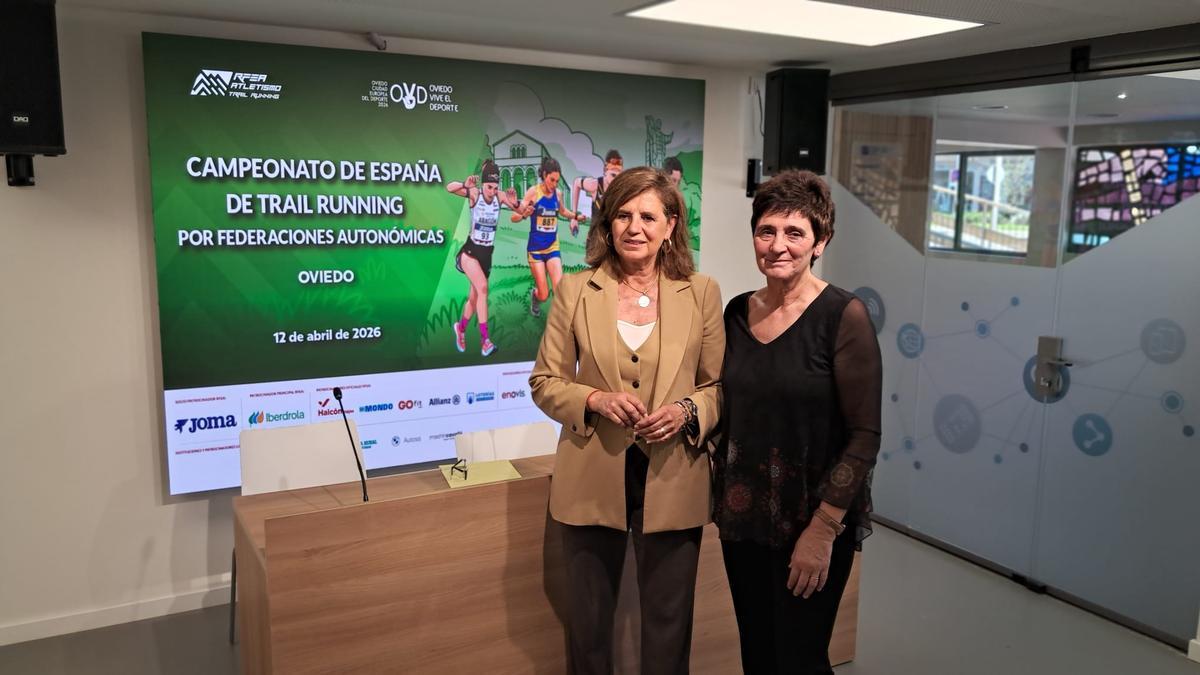 Concepción Méndez, concejala de Deportes, junto a María José Coto, miembro de la Junta de Gobierno de la Real Federación Española de Atletismo, en la sala de prensa del Palacio de los Deportes.
