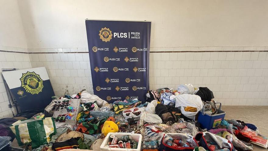 A Polícia Local apreende mais de 400 objetos durante o dispositivo especial contra a venda ambulante ilegal nas praias de Castelló