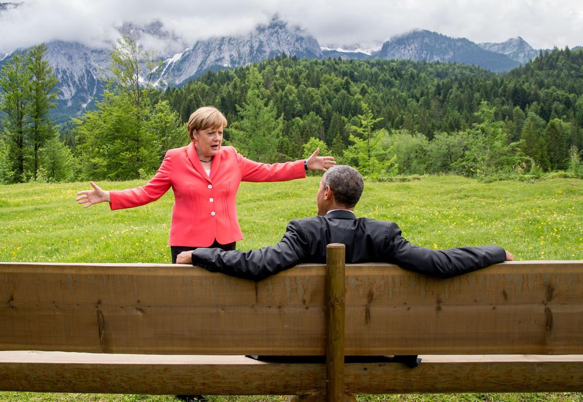 Angela Merkel gesticula mientras conversa con Barack Obama, en los jardines del castillo de Elmau, tras una sesión de trabajo del G7 celebrada al sur de Alemania, en junio del 2015.