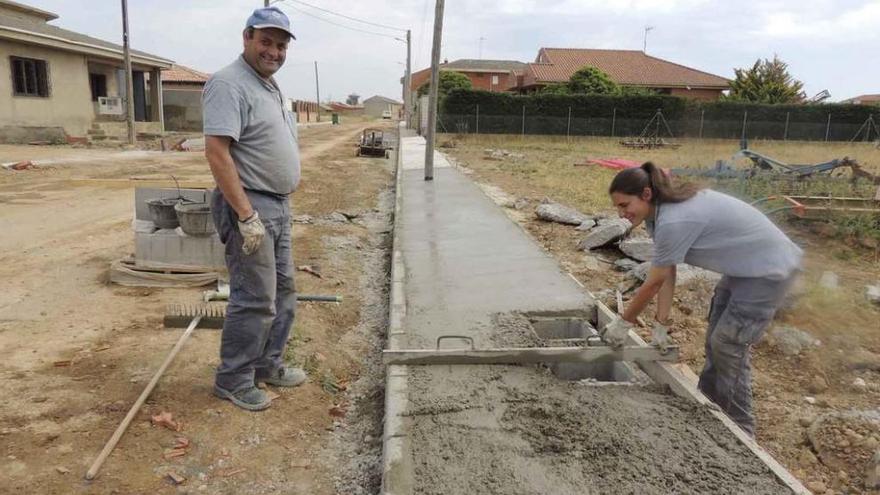 Operarios realizando trabajos en la calle Félix Rodríguez de la Fuente de San Cristóbal de Entreviñas.