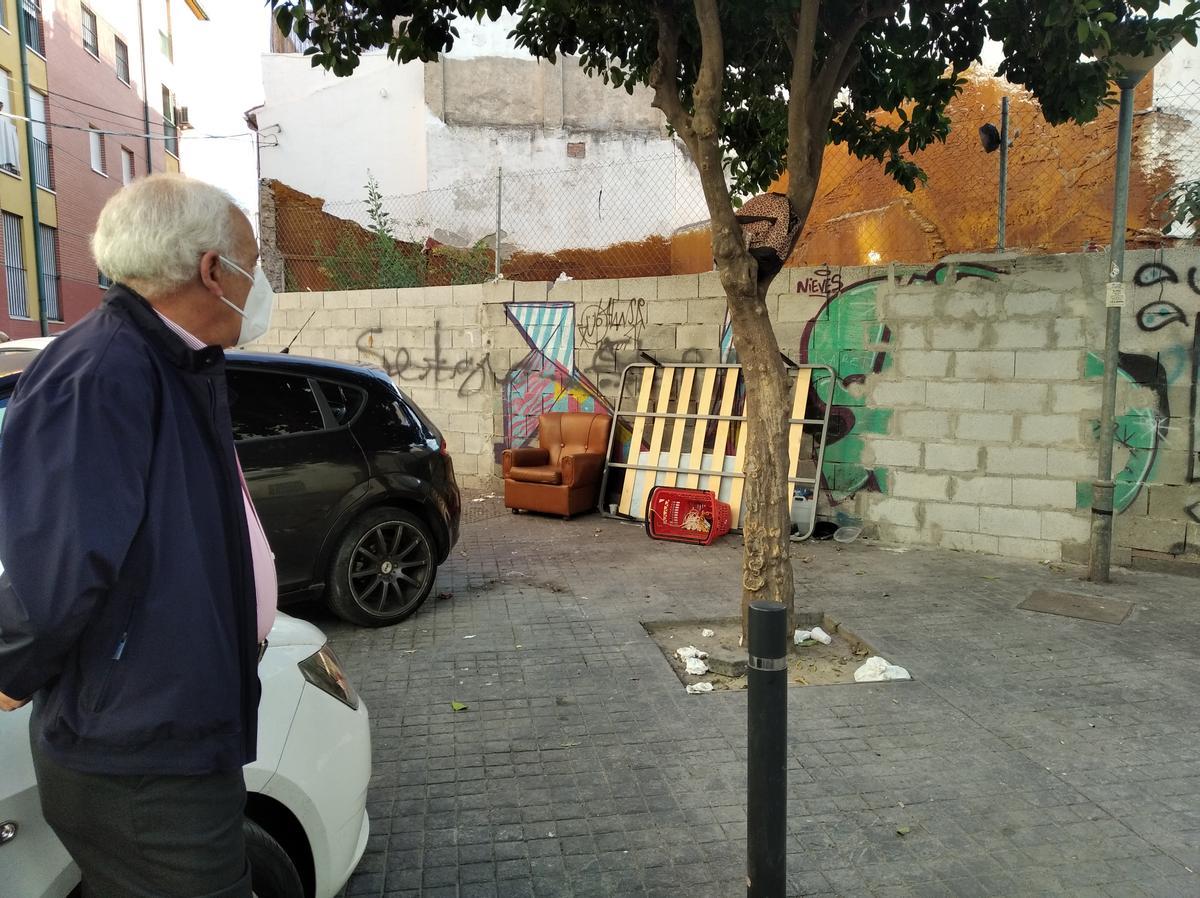 En el entorno se acumula la basura, denuncian también los propietarios.