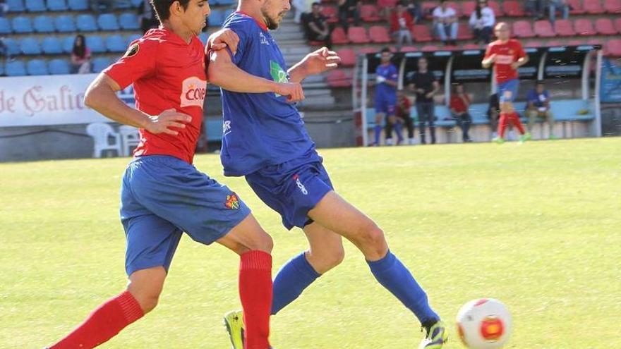 El defensa del Ourense B Iago presiona a Quique, delantero del Barbadás B, ayer en O Couto.