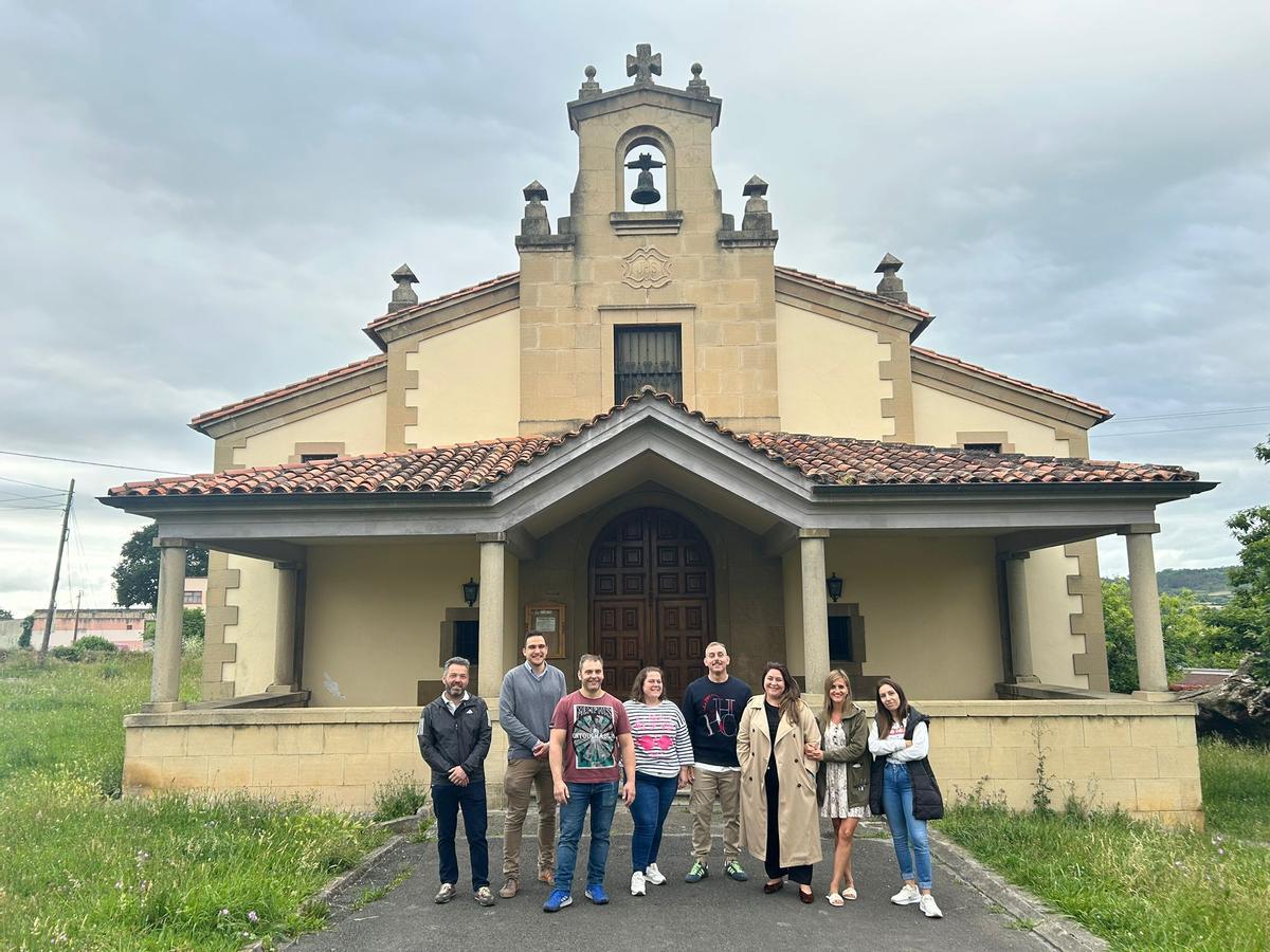 or la izquierda, José Luis Rodríguez, Javier Vidal García, Oliver Alonso, Laura Suárez, Christian Iglesias, Beatriz Corte, Alba Olay y Sheila Abad, delante en la capilla de La Soledad de Noreña. junto al Cristo del Ecce Homo.