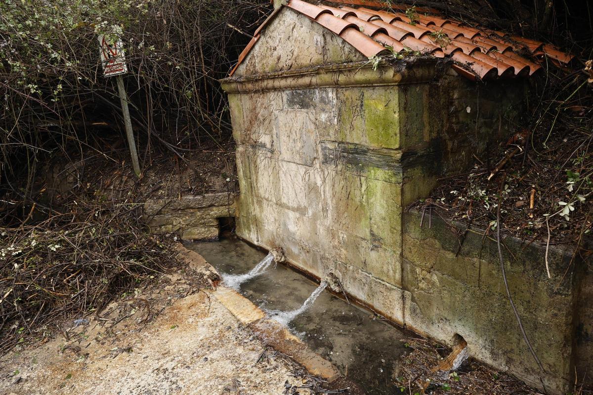 La histórica fuente de Contrueces, en Gijón, de nuevo a la vista gracias al trabajo e iniciativa de los vecinos (en imágenes)