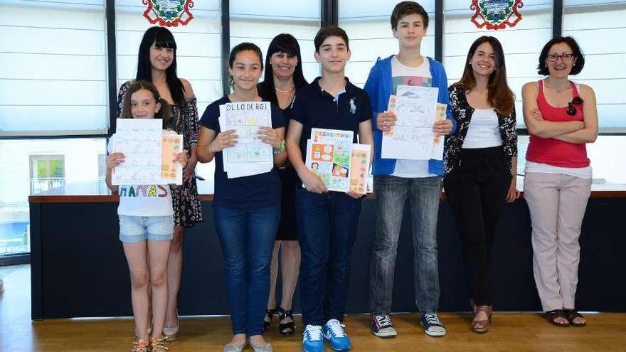 Los niños premiados con sus trabajos, Colomba López, y las integrantes del jurado. // G. Núñez