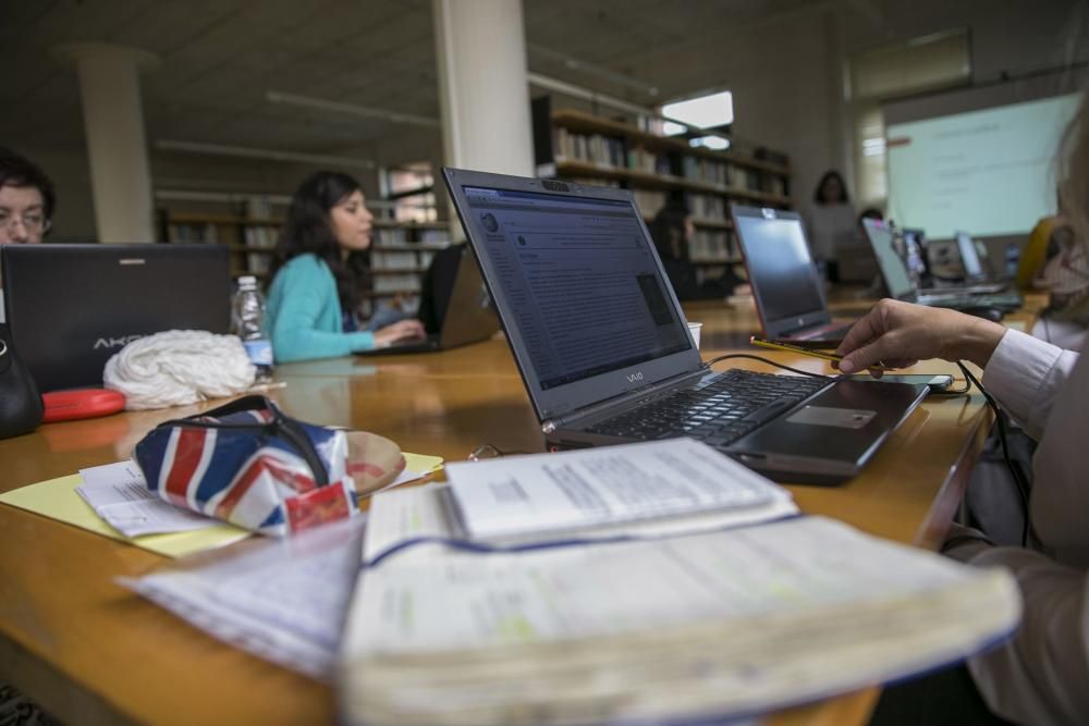 "Editatón" de la Wikipedia en la biblioteca del Campus de Humanidades