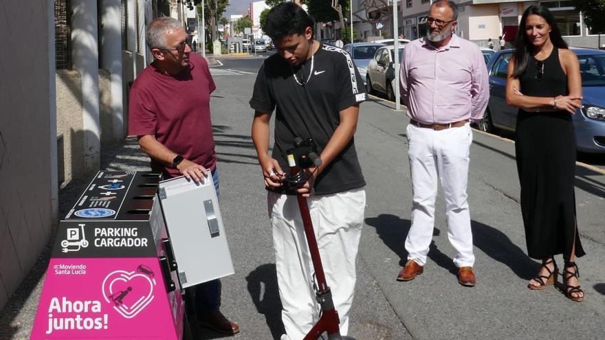 Un alumno del IES Gran Canaria utiliza el nuevo aparcamiento de patinetes eléctricos.