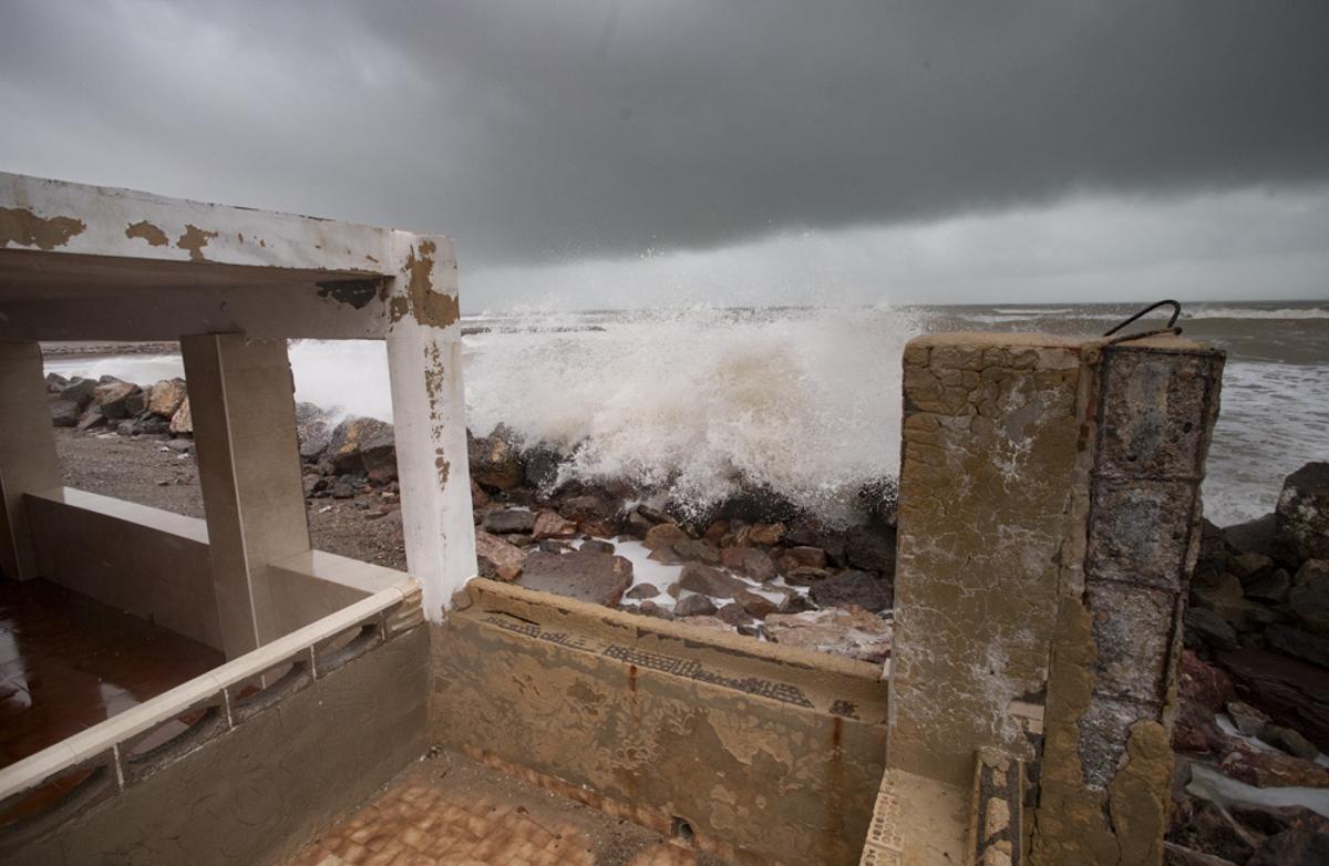 El Temporal estalla contra Cases de Queralt se lleva arena de Malvasur e inunda calles en Almardà El Temporal estalla contra Cases de Queralt se lleva arena de Malvasur e inunda calles en Almardà