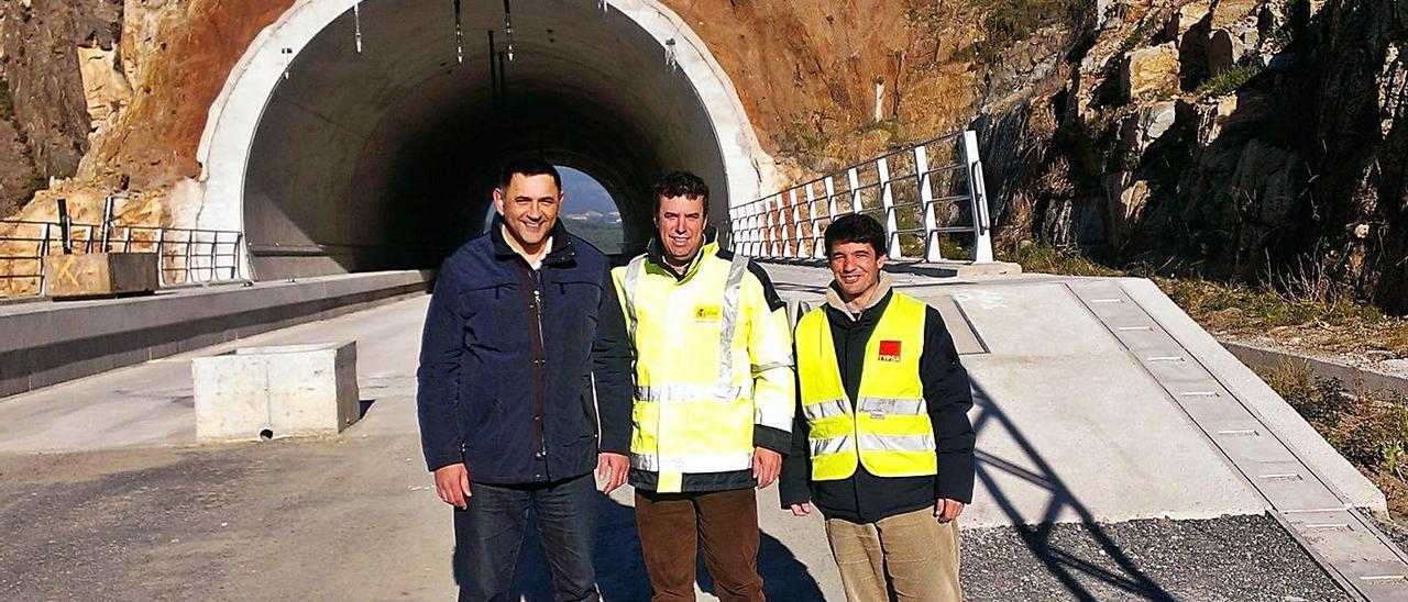 Luis Rey (i.) y dos técnicos del Ministerio de Fomento sobre un tramo del eje ferroviario en el año 2013, cuando se ejecutó la ampliación de la ocupación temporal de las fincas comunales. |   //  FDV