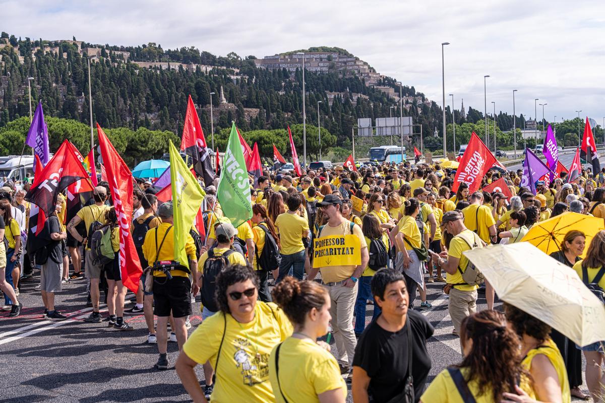 Los docentes bloquean la Ronda Litoral durante una jornada de protestas