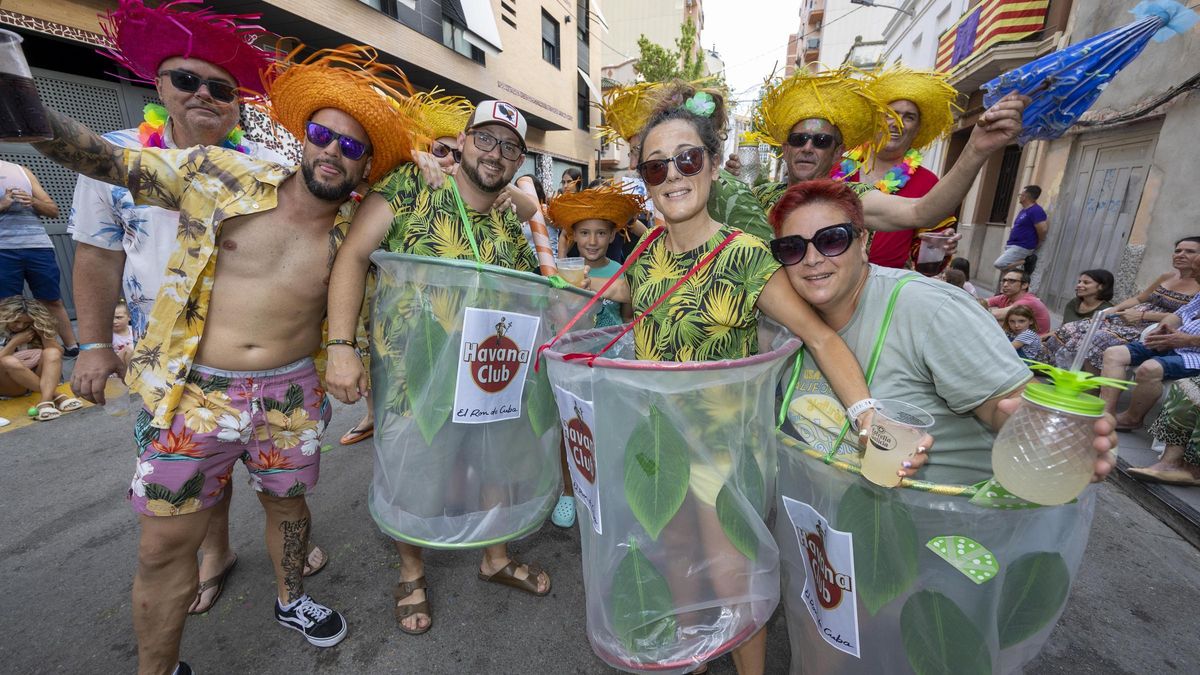 Desfile de las peñas durante las fiestas de Sant Pere del Grau.