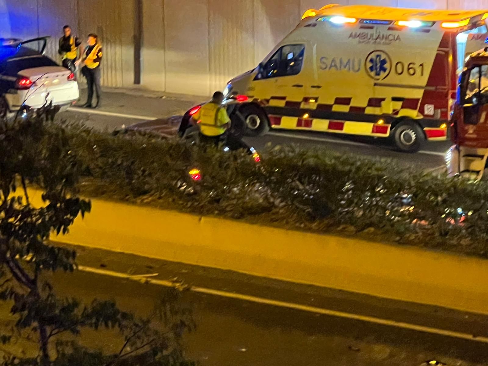 Accidente en Ibiza: un coche choca contra el quitamiedos de una rotonda y cae a la autovía