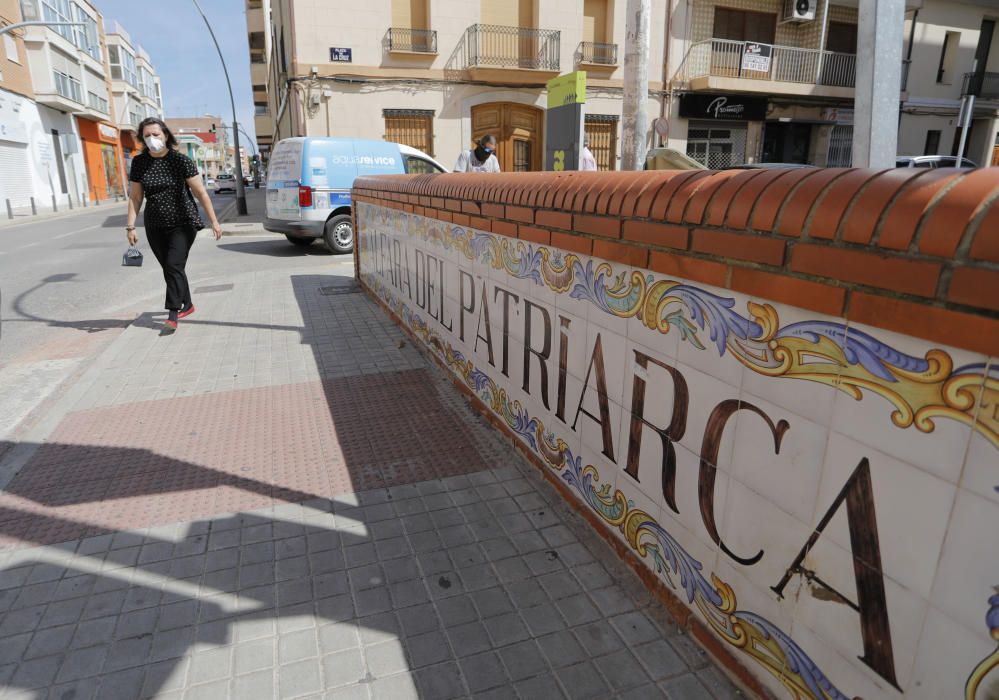 Moncada y Alfara del Patriarca: separadas por una calle y las franjas horarias