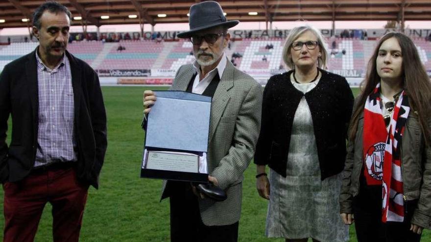 El club homenajeó en el descanso al ex presidente Antonio de Ávila