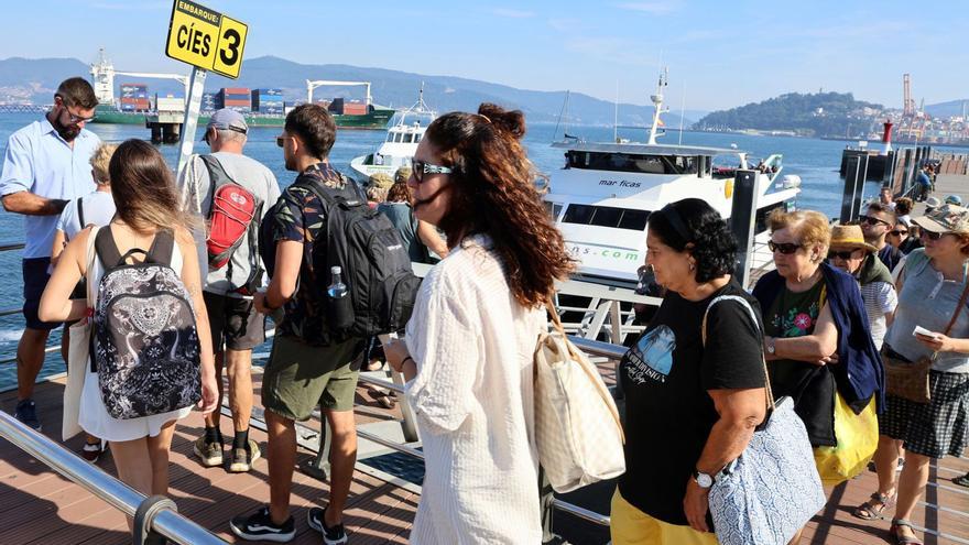 Visitantes esperando a embarcar en Vigo con rumbo a Cíes durante el último verano.