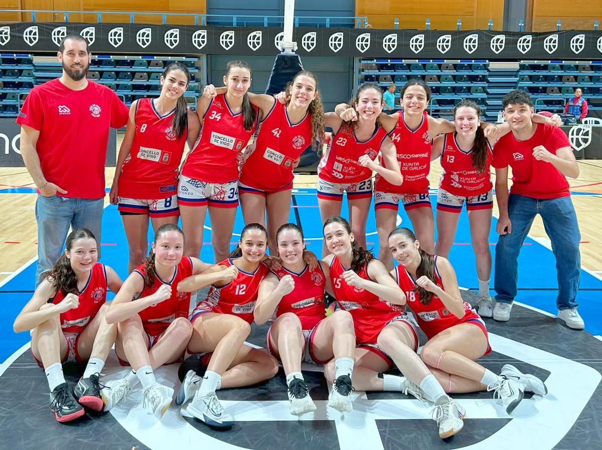 Sandra, primera jugadora de pie por la derecha, con el equipo júnior.