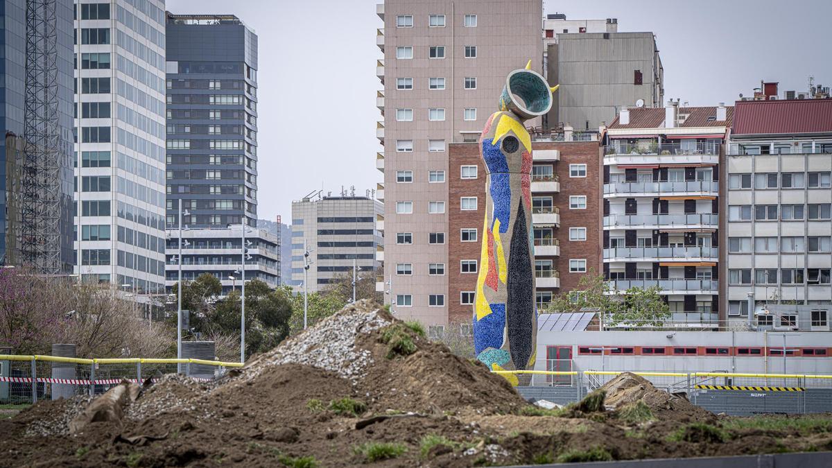 Trabajos preliminares a las obras de la amplación de FGC en el parque de Joan Miró, en Barcelona.