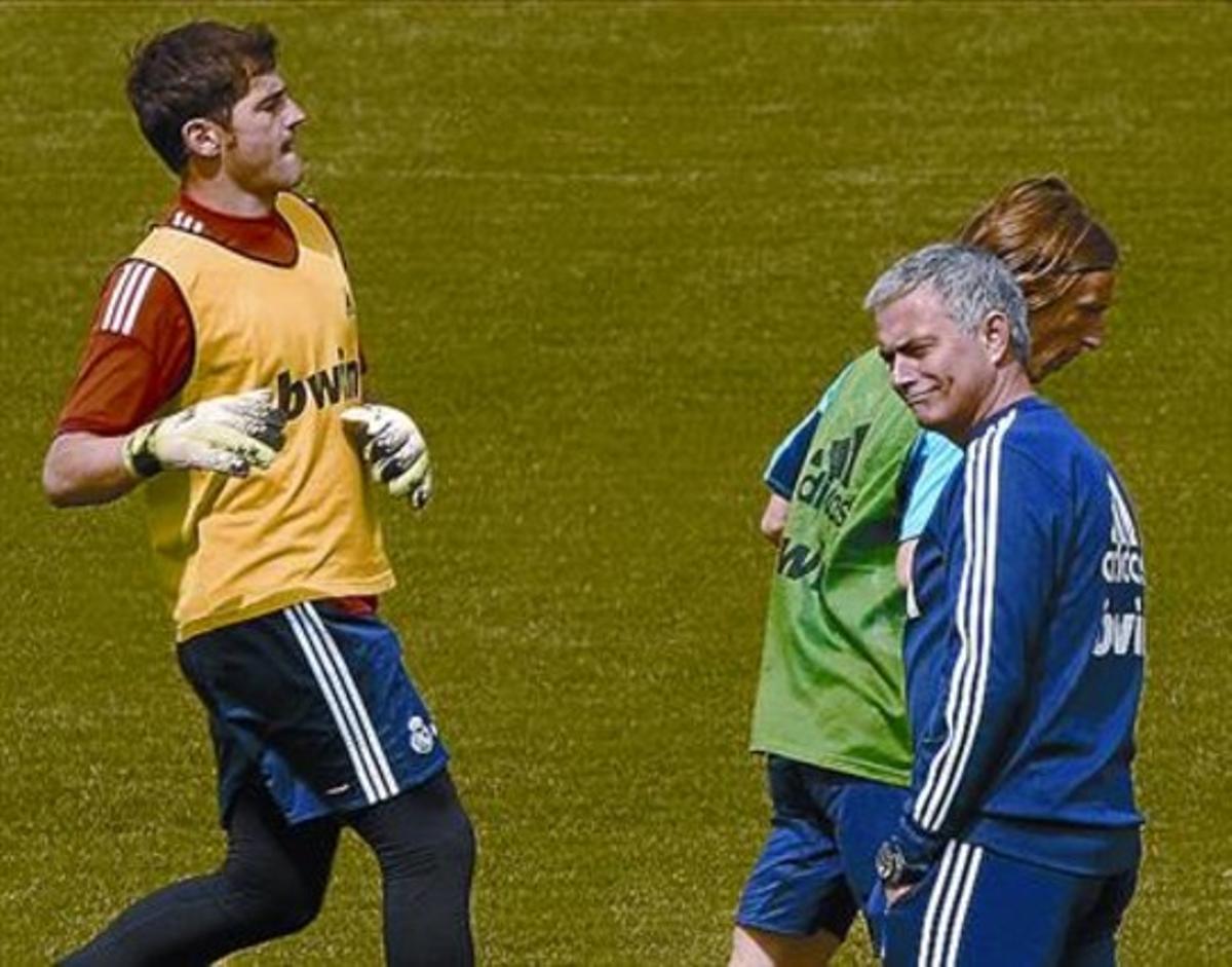 Casillas, amb Mourinho, en un recent entrenament del Madrid. Casillas, amb Mourinho, en un recent entrenament del Madrid.