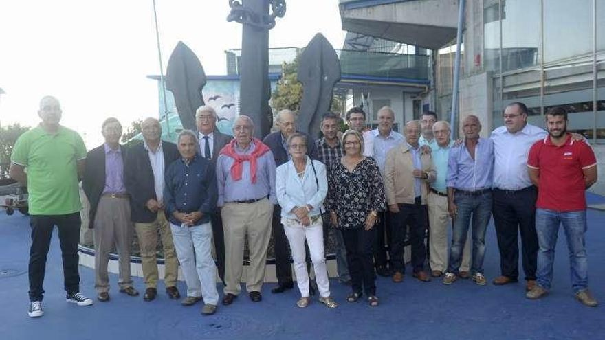 Foto de grupo en el acto de aniversario del Club del Mar.