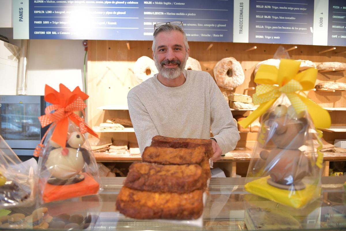 Gilberto, empleado de Farinarium, posa con las torrijas en este establecimiento coruñés.