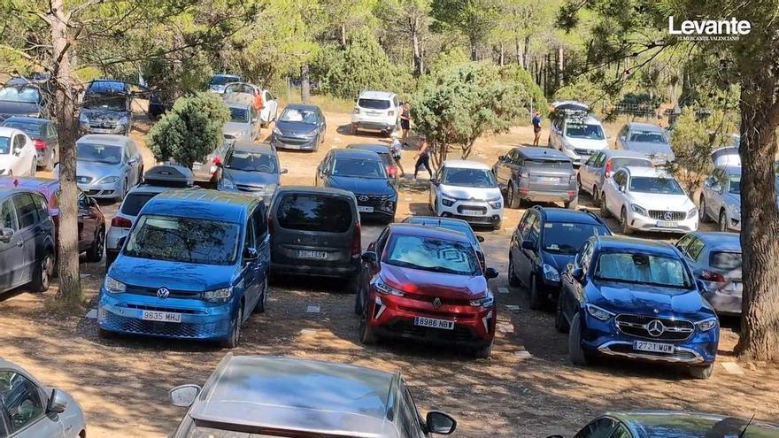 Así se llena el aparcamiento cercano al río Fraile durante la temporada alta