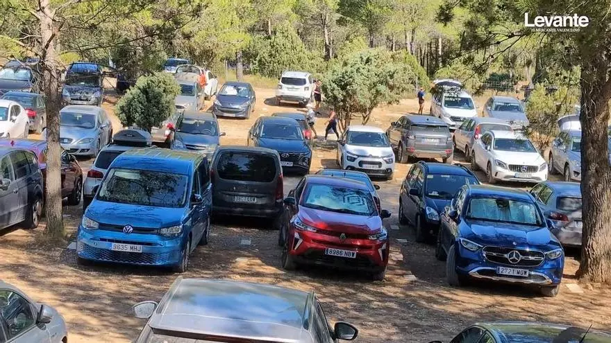 Así se llena el aparcamiento cercano al río Fraile durante la temporada alta