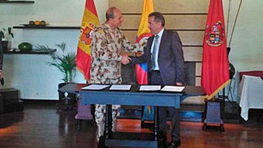 Representantes de la empresa y del Ejército de Colombia suscriben el acuerdo de colaboración.
