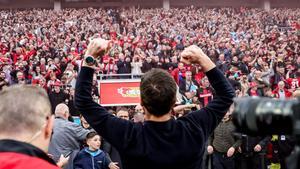 Xabi Alonso, festejando con su afición