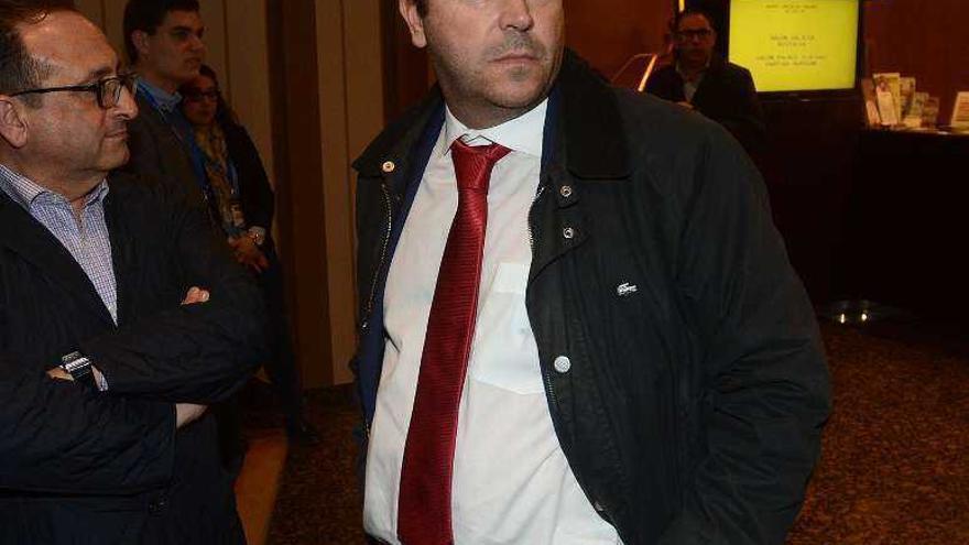 Javier Domínguez (dcha), con el alcalde de Cangas. // rafa Vázquez