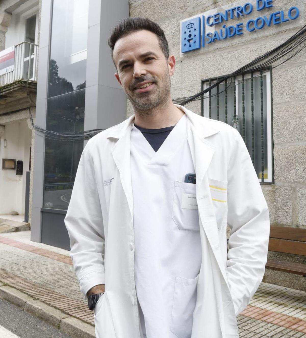 El enfermero Daniel Domínguez, en Covelo. | // R. GROBAS