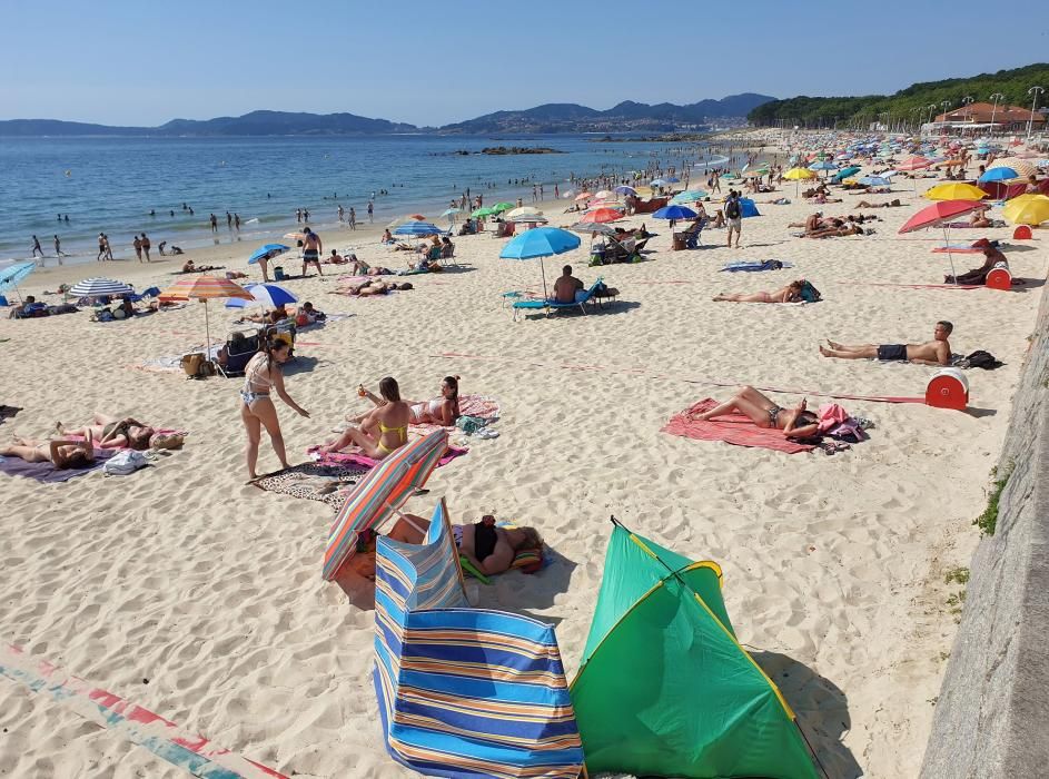 Vigo disfruta del sol del verano con un Samil a rebosar. // Marta G. Brea