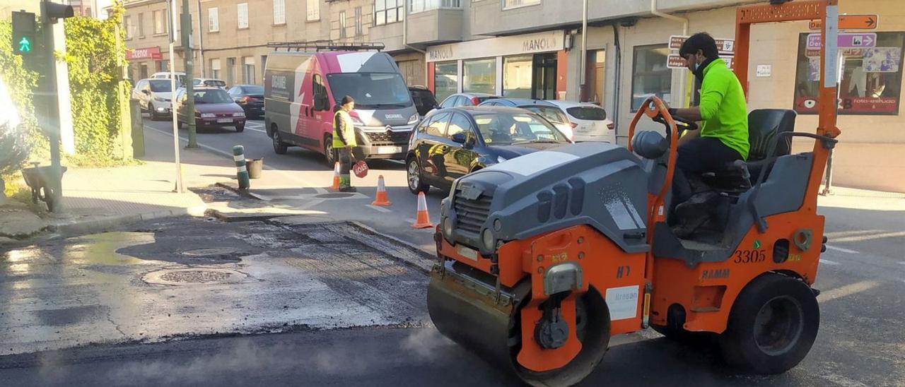 Obras para la instalación de badenes en este concurrido cruce de Dena.   | // FDV