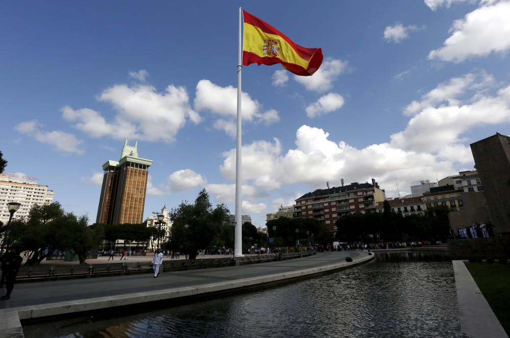 Los Reyes Felipe y Letizia han presidido este sábado los actos centrales del Día de las Fuerzas Armadas, un homenaje a los que dieron su vida por España y un desfile de 734 efectivos de los tres Ejé