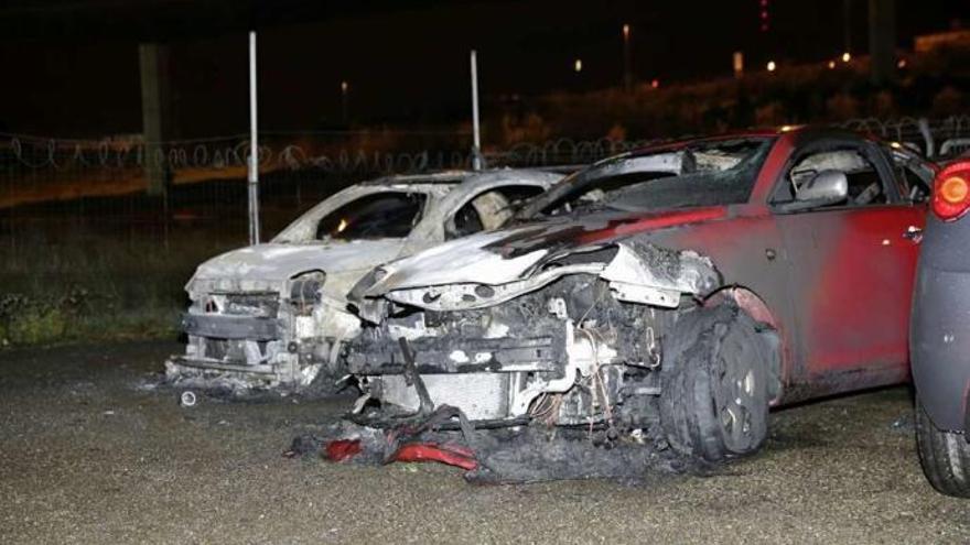 El incendio de siete coches en Cerdeño, en manos de la Policía científica