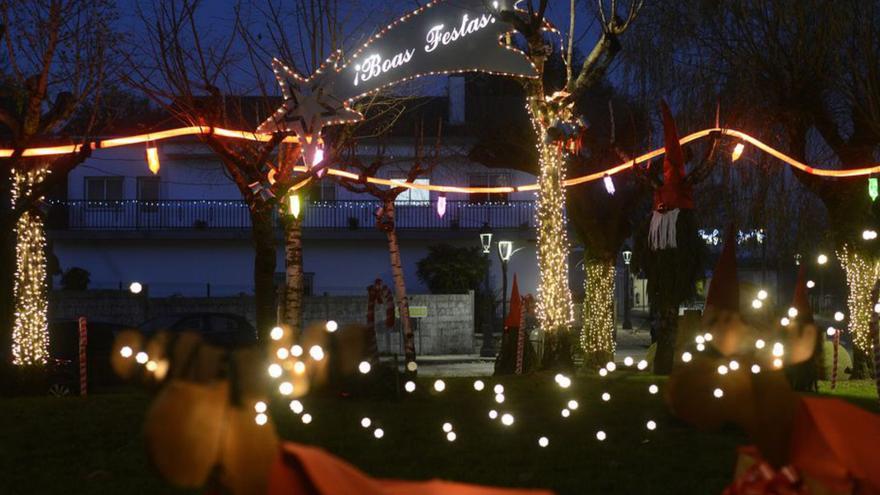 Decoración navideña en Outeiro en 2024. |  Bernabé/Javier Lalín