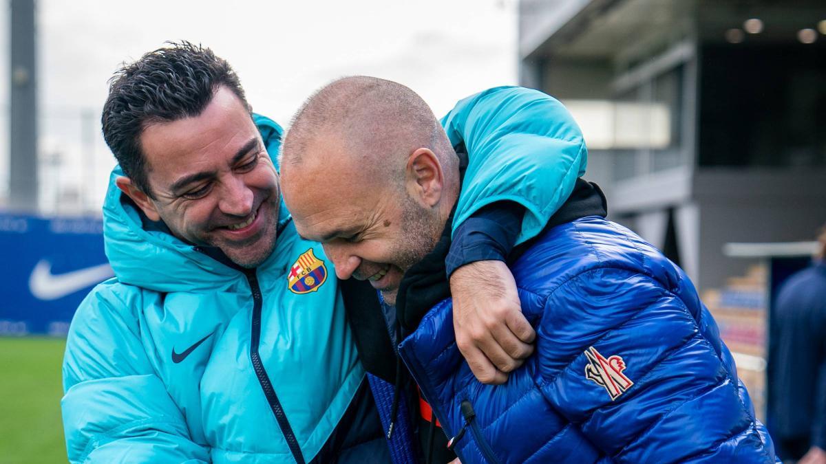 Andrés Iniesta, de visita en el entrenamiento del Barça