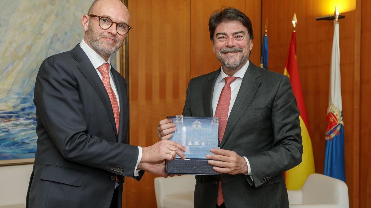 El embajador neerlandés y el alcalde de Alicante, durante el acuerdo de San Nicolás.