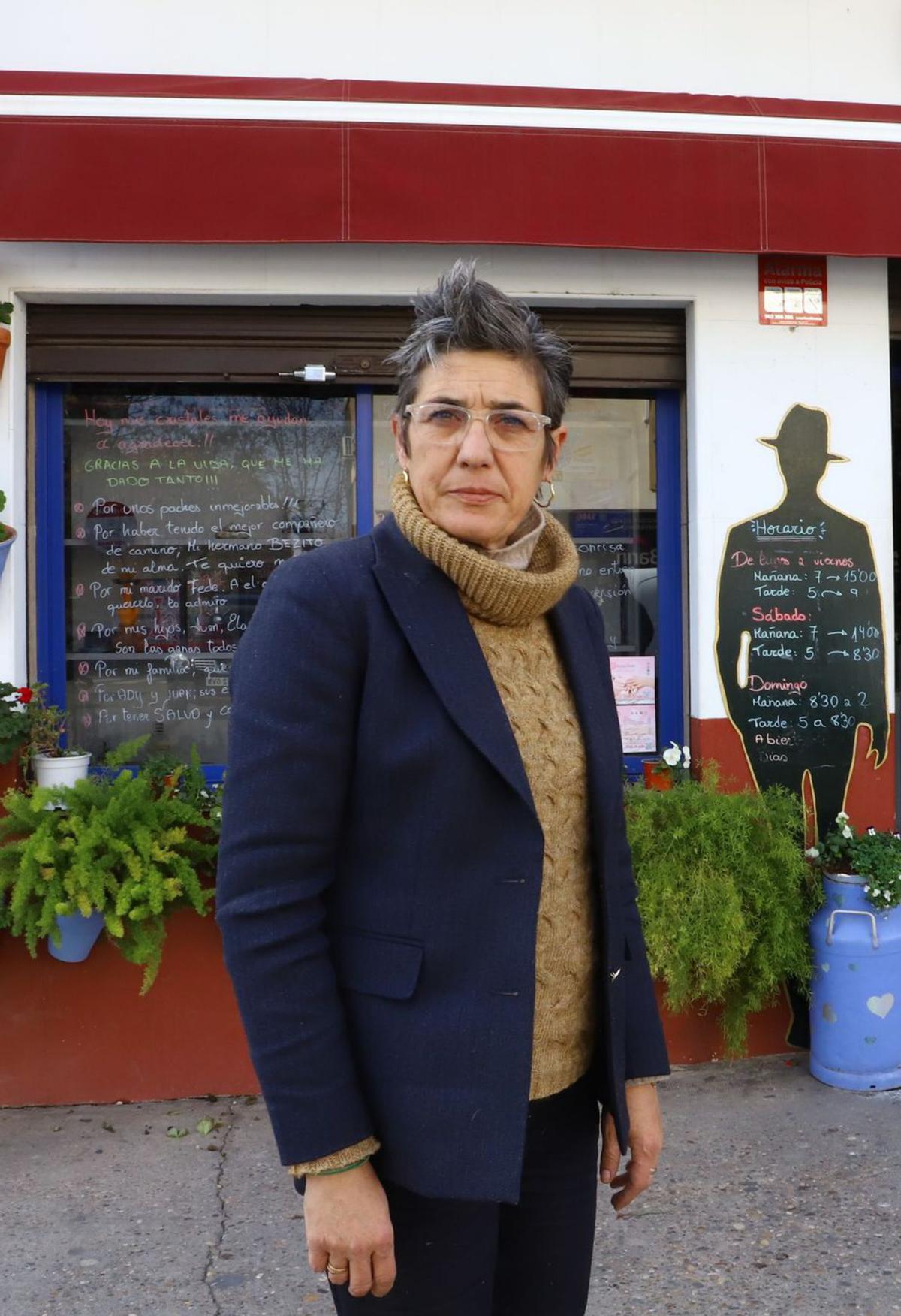 Esther, delante del estanco que será expropiado en la avenida de Trassierra.