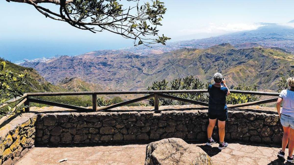 Dos personas en el Mirador del Pico del Inglés, en el macizo de Anaga de Tenerife.