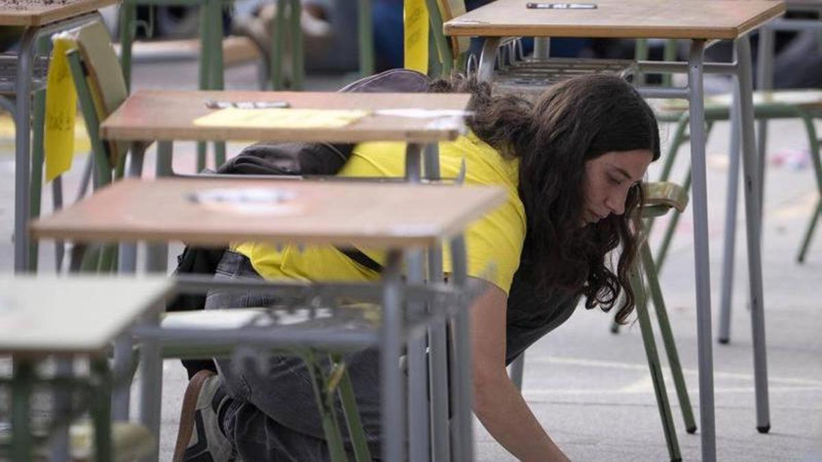 Una professora durant les protestes del curs passat a Barcelona. | FERRAN NADEU