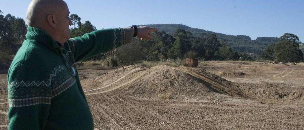 Jorge Trapiella, vecino de Villabona, señala los montículos del circuito pirata en Las Natas.