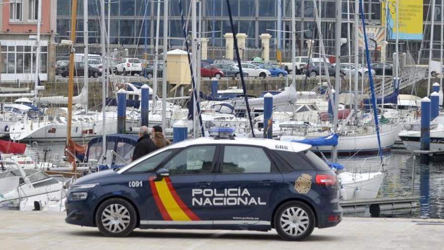 Un coche de la Policía Nacional, en la Marina.