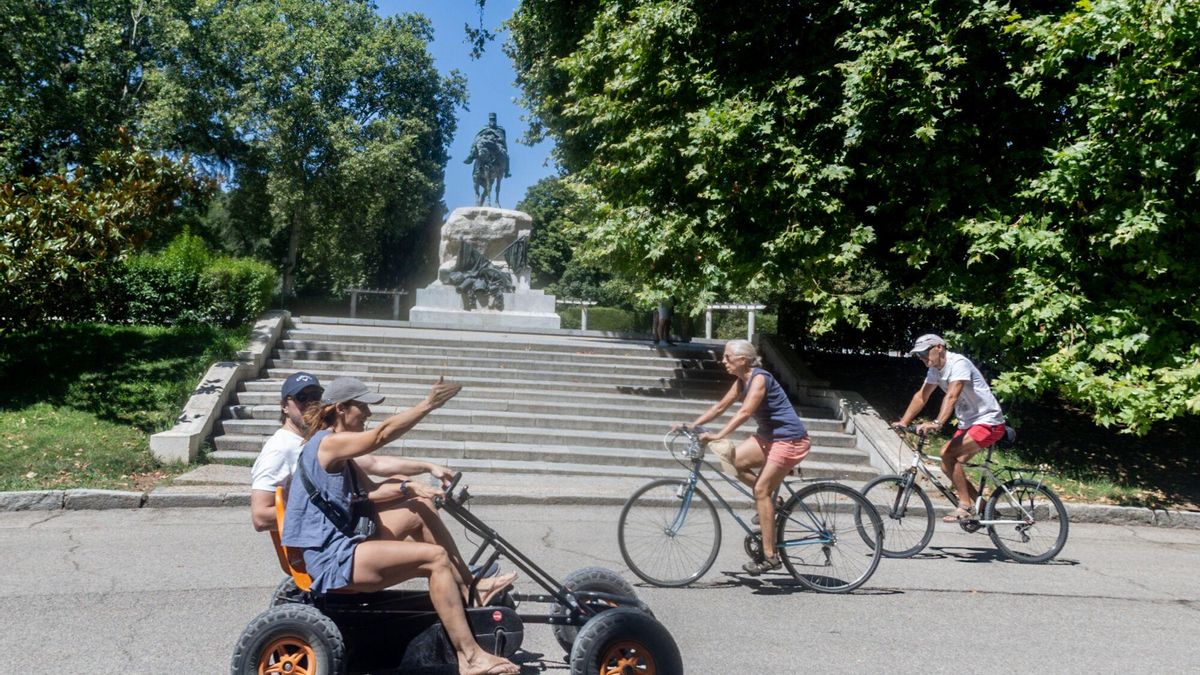 Varias personas en el Parque de El Retiro.