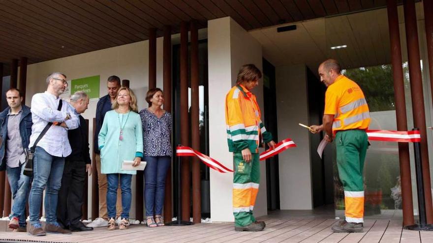 Dos operarios de Emulsa cortan la cinta de inauguración del local ante la mirada, entre otros, de los concejales César González (PSOE) y José Carlos Fernández Sarasola (Ciudadanos); la gerente, Pilar Vázquez, y la alcaldesa, Carmen Moriyón.