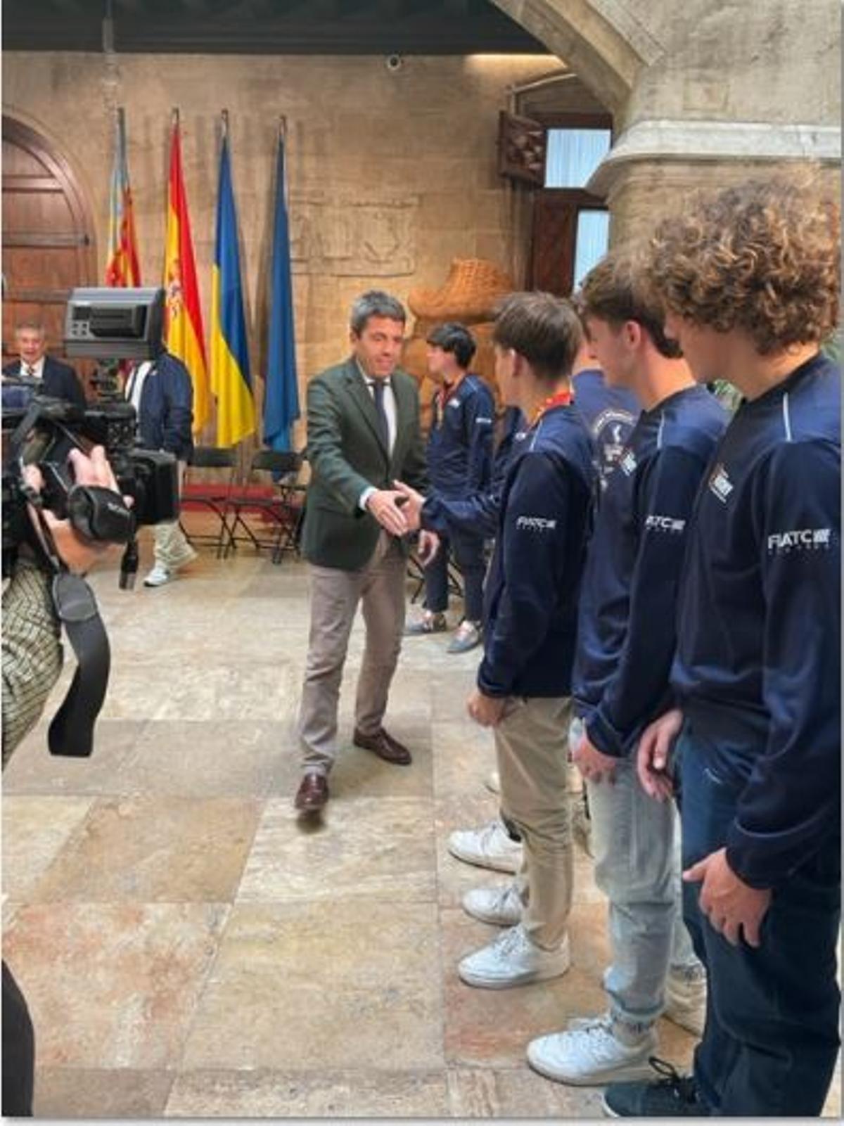 Mazón saluda a los campeones.