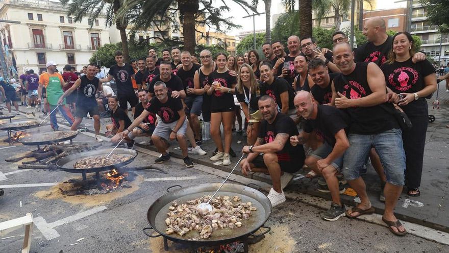 Las paellas de las peñas de Sagunt llenan la plaza Cronista Chabret